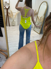 Cargar imagen en el visor de la galería, CITRINA – Blusa amarillo neón de tirantes con tiras