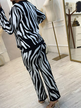 Cargar imagen en el visor de la galería, SELENE – Set pantalón tejido animal print zebra