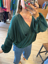 Cargar imagen en el visor de la galería, LIZ - Blusa verde oscuro
