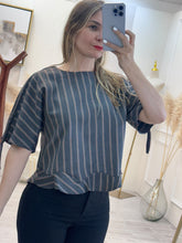 Cargar imagen en el visor de la galería, OLIVIA – Blusa gris oxford a rayas con manga corta