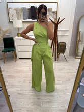 Cargar imagen en el visor de la galería, TAMARA - Set blusa y pantalón verde