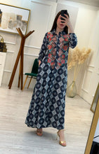 Cargar imagen en el visor de la galería, DELPHINE - Maxi vestido azul marino estampado