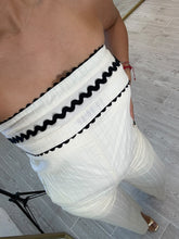 Cargar imagen en el visor de la galería, OREA – Palazzo strapless crema con ribete negro