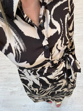 Cargar imagen en el visor de la galería, LARISSA - Vestido midi estampado café