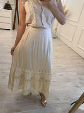 Cargar imagen en el visor de la galería, LARISSA - Set blusa y falda avena