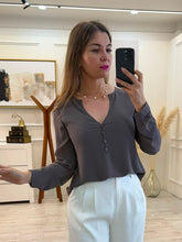 Cargar imagen en el visor de la galería, MONROE - Blusa café manga larga