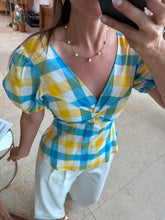 Cargar imagen en el visor de la galería, CLOVER - Blusa cuadros amarilla con azul