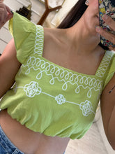 Cargar imagen en el visor de la galería, PATRICIA - Top verde con detalles bordados