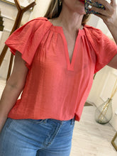 Cargar imagen en el visor de la galería, JIMENA – Blusa coral con manga de olán