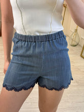Cargar imagen en el visor de la galería, AURA – Short de mezclilla ligera con orilla de encaje
