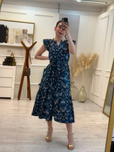 Cargar imagen en el visor de la galería, BASILIA - Maxi vestido estampado azul y negro