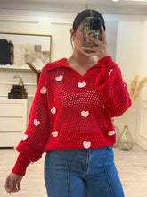 Cargar imagen en el visor de la galería, MILLICENT - Suéter rojo corazones