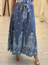 Cargar imagen en el visor de la galería, ARNELIA - Maxi vestido azul estampado