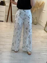 Cargar imagen en el visor de la galería, VIENNA - Pantalón blanco con estampado plantas