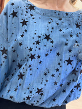 Cargar imagen en el visor de la galería, ESTELA – Blusa azul mezclilla con estrellas
