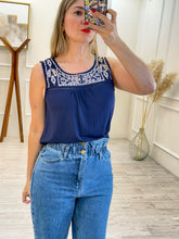 Cargar imagen en el visor de la galería, VIOLET - Blusa azul marino sin mangas