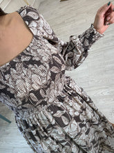 Cargar imagen en el visor de la galería, URANÍA – Maxi vestido café floral manga larga con smock