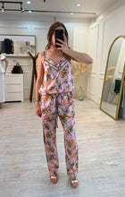 Cargar imagen en el visor de la galería, LORELEI - Set blusa y pantalón rosa estampado tropical
