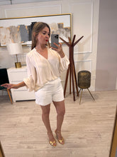 Cargar imagen en el visor de la galería, PILAR - Blusa hueso