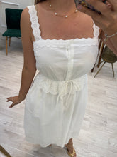 Cargar imagen en el visor de la galería, ANETTE - Vestido midi blanco