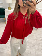 Cargar imagen en el visor de la galería, MATTHEA - Blusa roja manga larga
