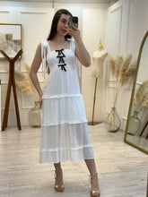Cargar imagen en el visor de la galería, MNEMÓSINE – Maxi vestido blanco con moños negros