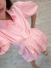 Cargar imagen en el visor de la galería, CORA – Vestido rosa camisero con manga globo