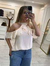 Cargar imagen en el visor de la galería, STEVIE - Blusa beige volantes