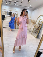 Cargar imagen en el visor de la galería, ANDRÓMEDA – Maxi vestido rosa palo de gasa con lazo