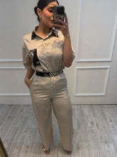 Cargar imagen en el visor de la galería, TAHLIA - Set blusa y pantalón café claro