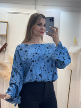 Cargar imagen en el visor de la galería, ESTELA – Blusa azul mezclilla con estrellas