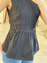 Cargar imagen en el visor de la galería, MICAELA - Blusa negra sin mangas