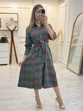 Cargar imagen en el visor de la galería, GRACELYN - Vestido midi cuadros verde con rojo