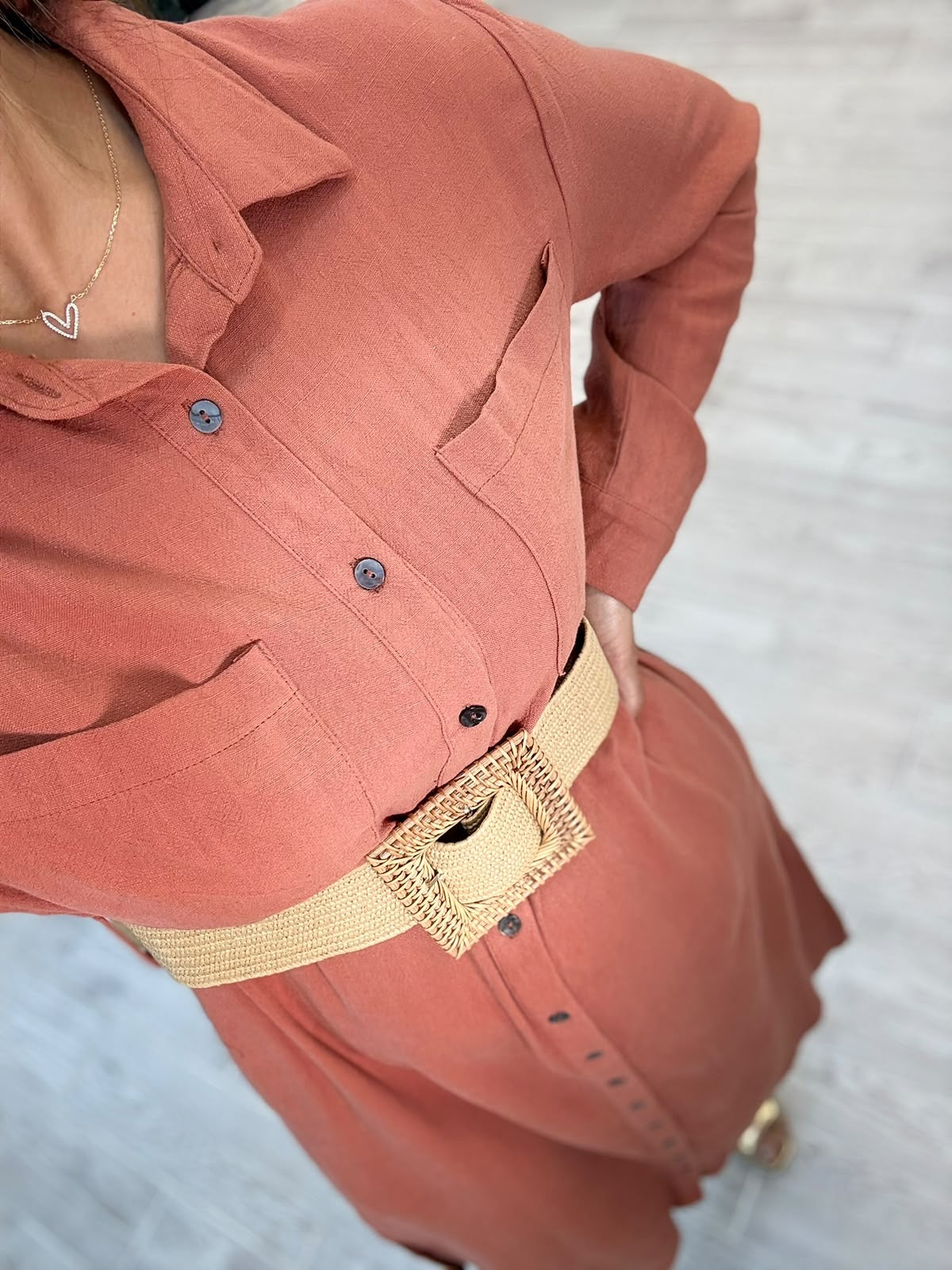 CALIPSO – Vestido midi camisero terracota con cinturón – Queenberry Mexico