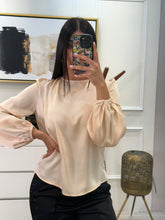 Cargar imagen en el visor de la galería, ISIDORA - Blusa nude manga larga