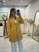 Cargar imagen en el visor de la galería, LILIA - Maxi blazer amarillo