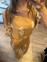 Cargar imagen en el visor de la galería, FERNANDA - Set blusa y pantalón camel