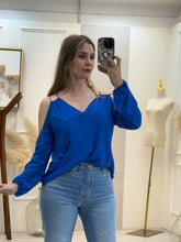 Cargar imagen en el visor de la galería, ZAFIRO – Blusa azul rey de tirantes fruncidos