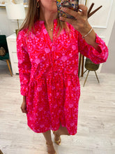Cargar imagen en el visor de la galería, ALLISON - Vestido corto rojo estampado rosa