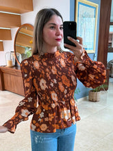 Cargar imagen en el visor de la galería, GUILLERMINA - Blusa terracota estampada