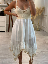 Cargar imagen en el visor de la galería, BERNABELLA - Vestido midi beige con blanco