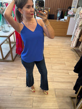 Cargar imagen en el visor de la galería, YOLANDA - Blusa azul rey