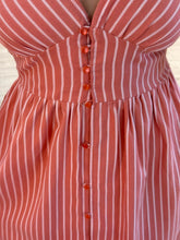 Cargar imagen en el visor de la galería, ELIANE - Vestido midi coral rayas