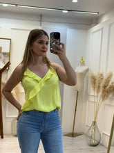 Cargar imagen en el visor de la galería, AMARILIS – Blusa amarilla cruzada con olán