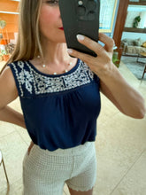 Cargar imagen en el visor de la galería, EDWINA - Blusa azul marino sin mangas