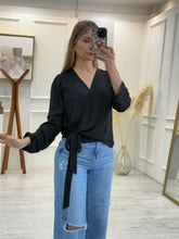 Cargar imagen en el visor de la galería, JUNIPER - Blusa negra manga larga