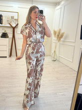 Cargar imagen en el visor de la galería, LARA - Set blusa y pantalon cafe estampado
