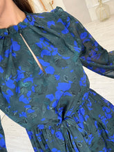 Cargar imagen en el visor de la galería, FILIRA – Maxi vestido verde oscuro con flores azules manga larga