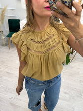 Cargar imagen en el visor de la galería, JESSE - Blusa mostaza