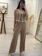 Cargar imagen en el visor de la galería, GORETTI - Set pantalón y blusa café